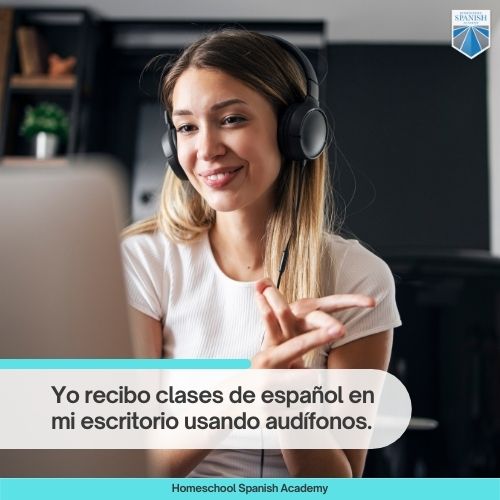 Yo recibo clases de español en mi escritorio usando audífonos.