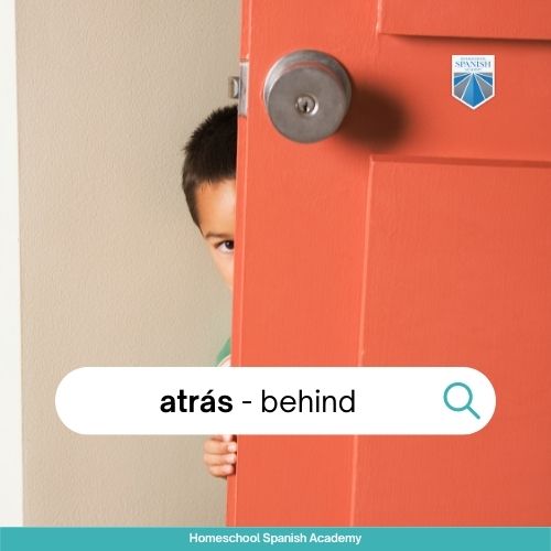 atrás - behind
